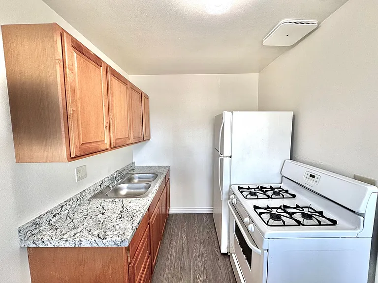 7821 Linda Vista Road — Photo 2