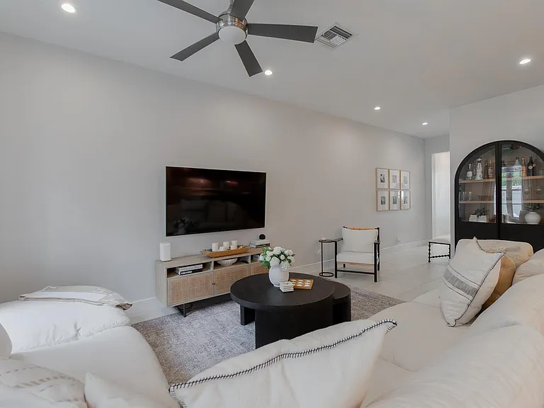 918 Saint George Blvd — Photo 7