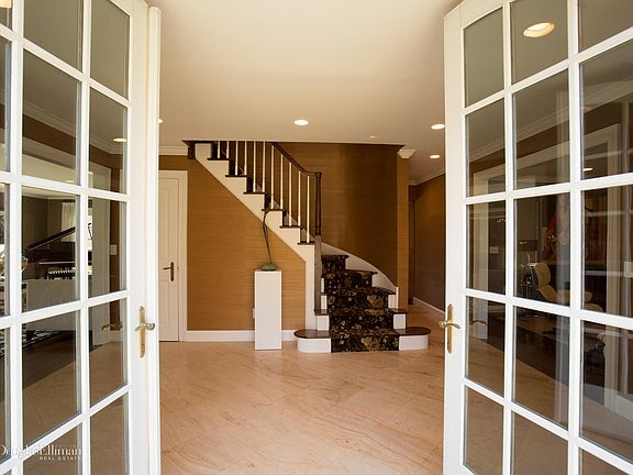 4th image of 15 Montrose Ct