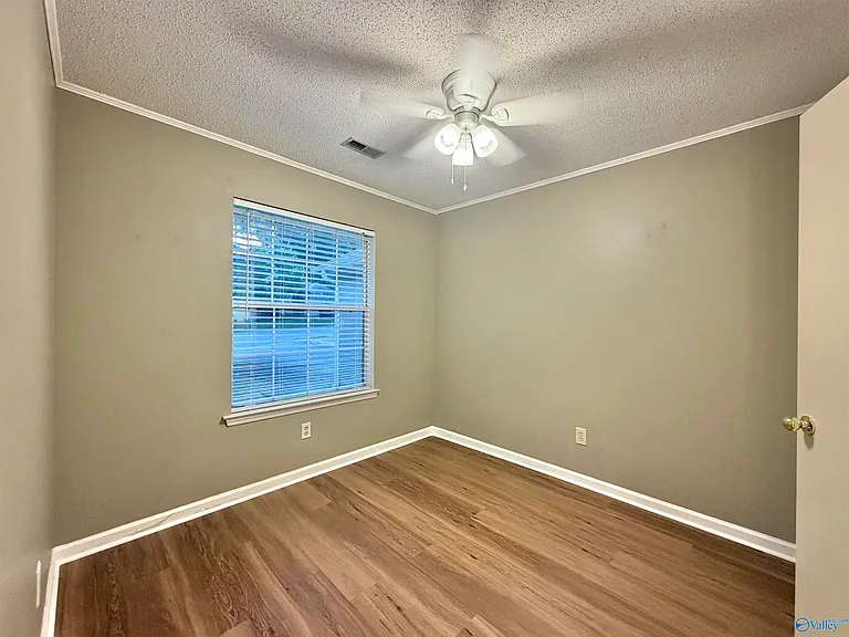 105 Sugarwood Ct — Photo 17