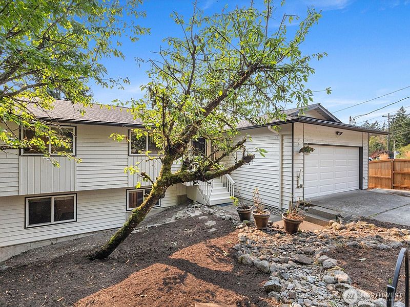 3rd image of 10830 Lake View Drive
