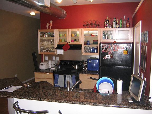 Convenient Kitchen with Granite Upgrades!