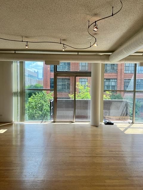 1st image of 939 W Huron St Unit 309