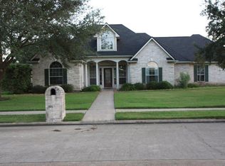 900 N Belle Dr, Angleton, TX 77515