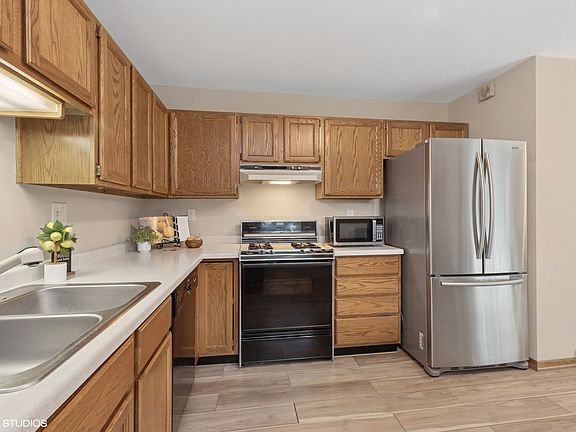 5th image of 264 Maplewood Dr
