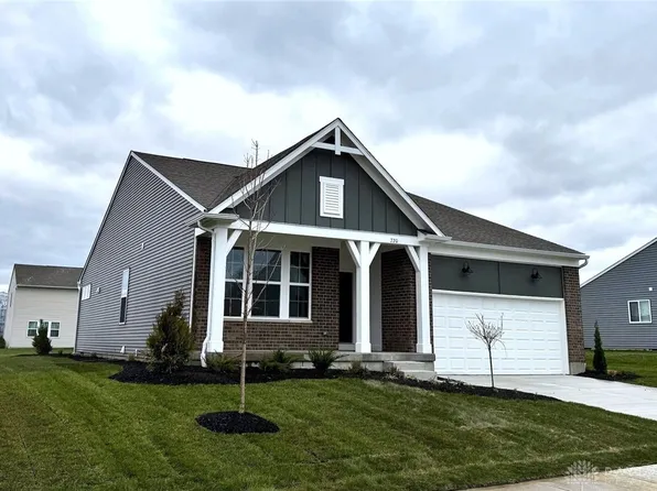 720 Hunters Run Dr, Brookville, OH 45309