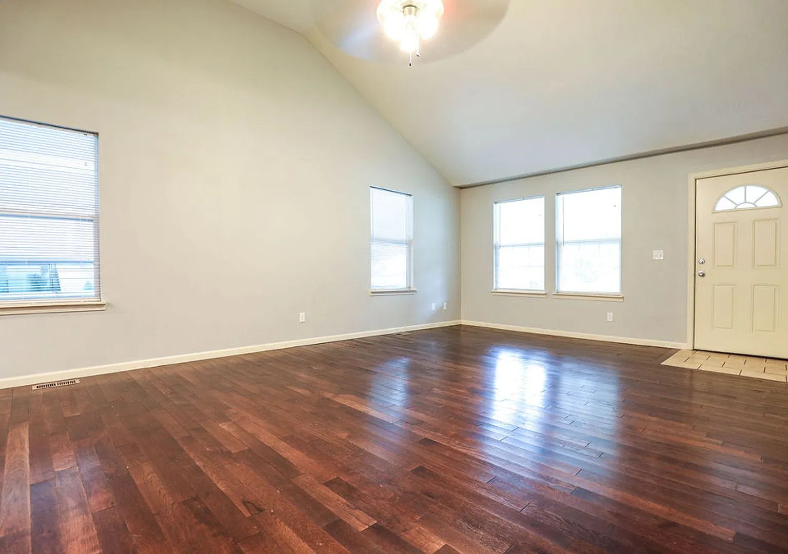 Beautiful & Charming 4 Bed / 2 Bath Home Newly Updated & Move-In Ready! — Photo 4