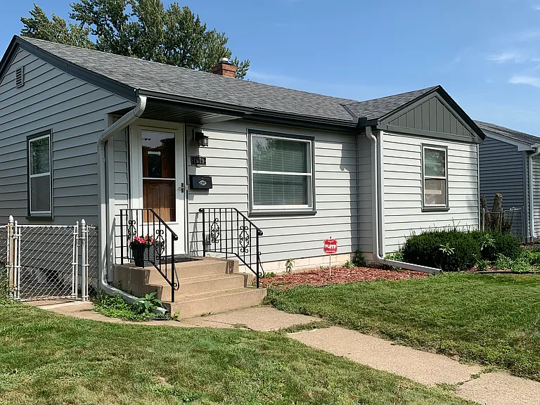1879 Iowa Ave E — Photo 1
