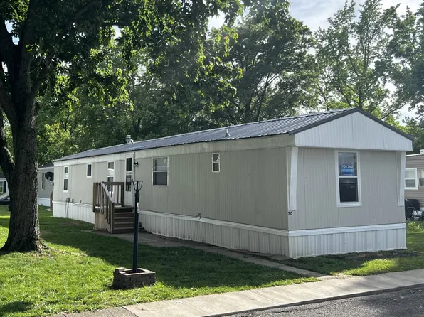 530 Reynolds Dr #70, Charleston, IL 61920