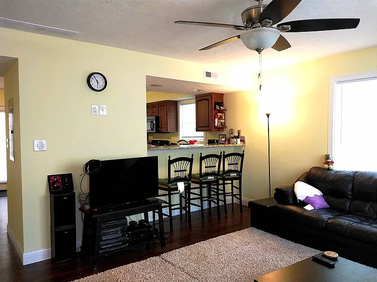 1752 W Countryside Ln — Photo 4