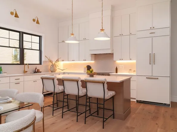 712 Watertown St #712, Newtonville, MA 02460