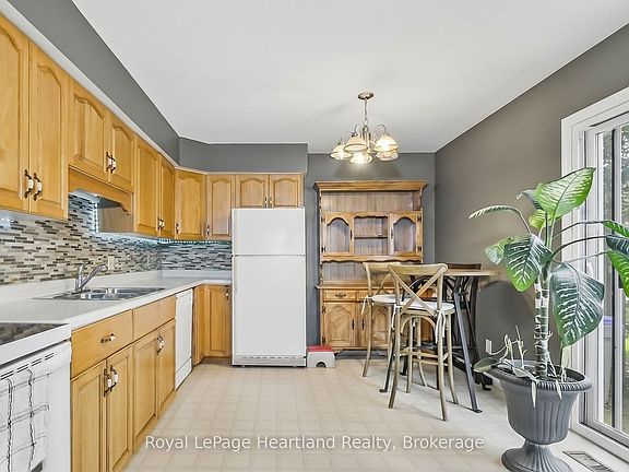 4th image of 49 Wellington St W