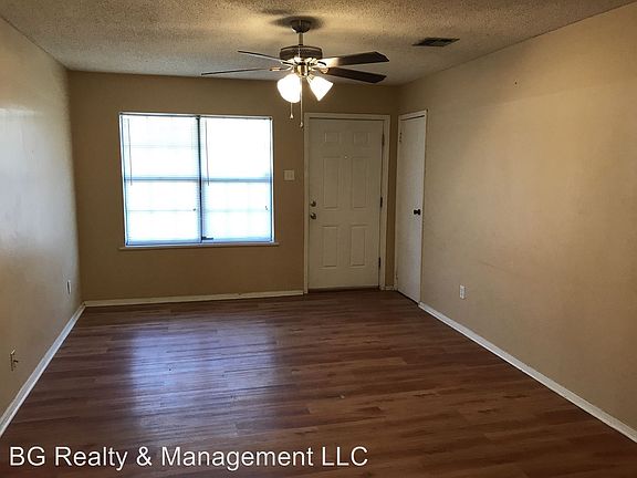 3rd image of 311 Knollwood Cir APT B