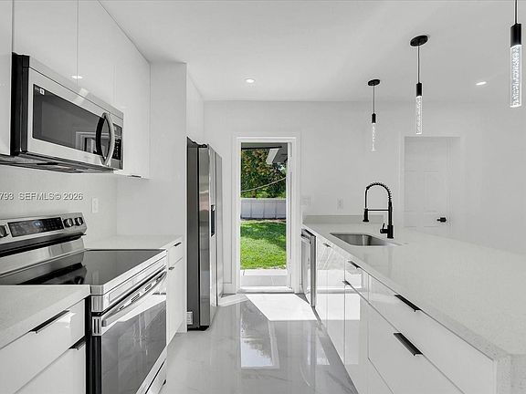 4th image of 910 NW 133rd St