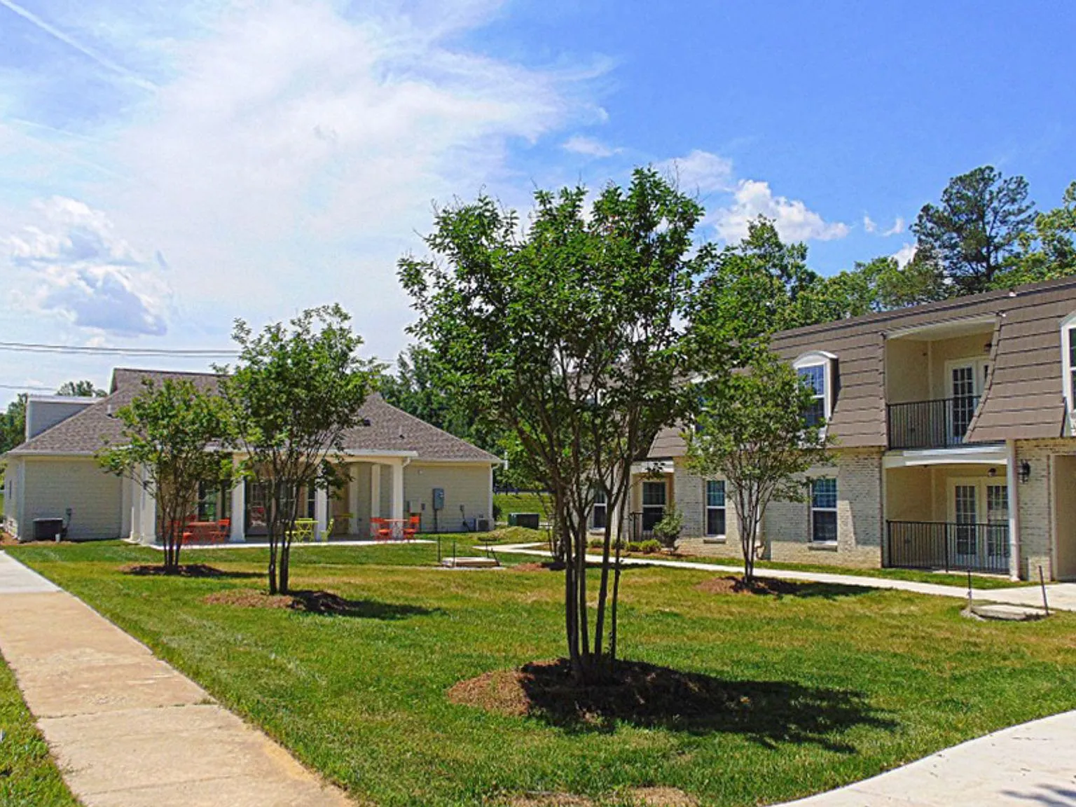 Courtyard Commons - Apartments on West Main — Photo 3
