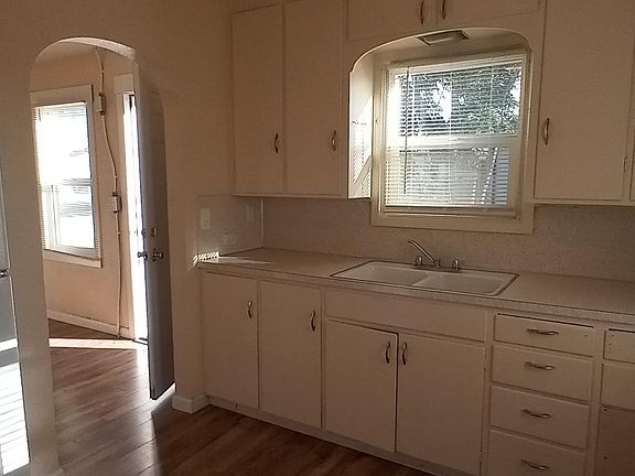 4th image of 212 9th Ave S #4
