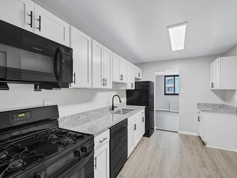 The Warwick Apartments — Photo 25