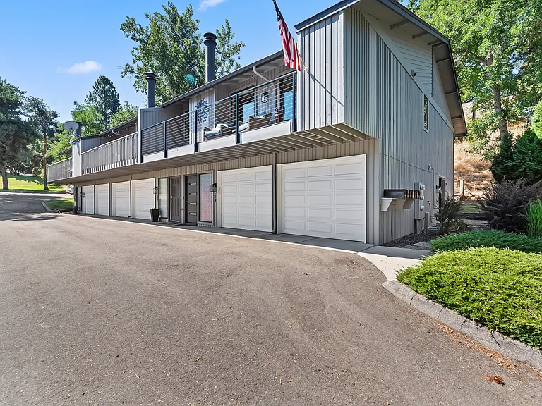 579 W Curling Dr — Photo 29