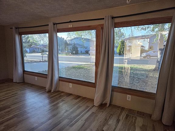 3rd image of 921 Pasque Dr