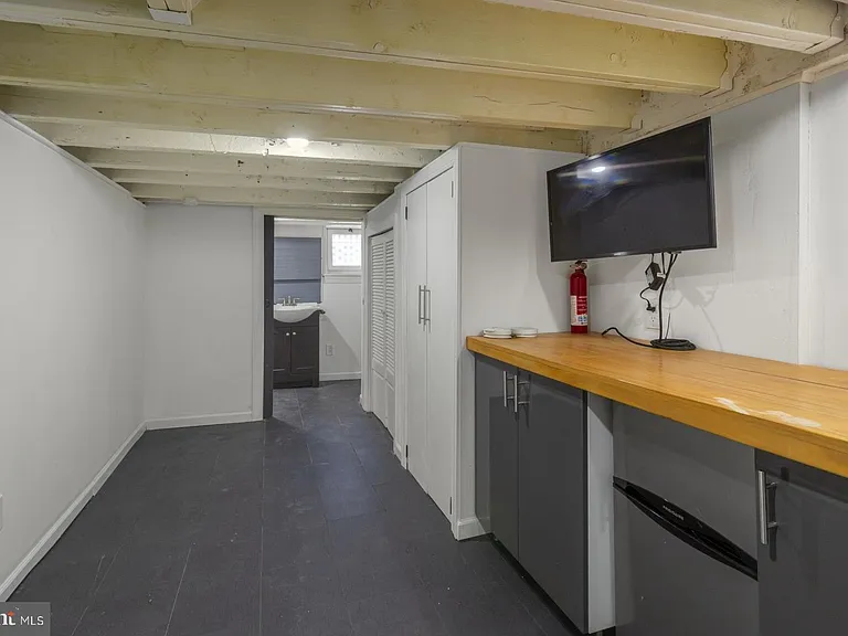1123 E Eyre St — Photo 27