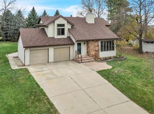 N8402 Swansea Dr, Ixonia, WI 53036
