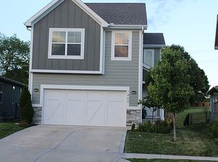 1409 Newport Ln, Raymore, MO 64083