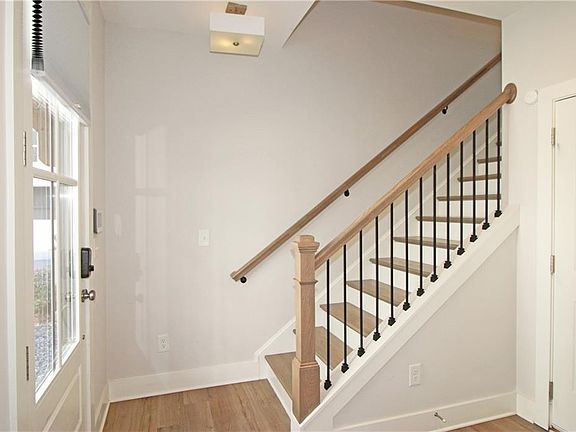 4th image of 151 Chestnut Cir