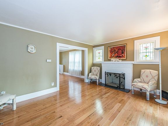 5th image of 11 Evergreen Ave