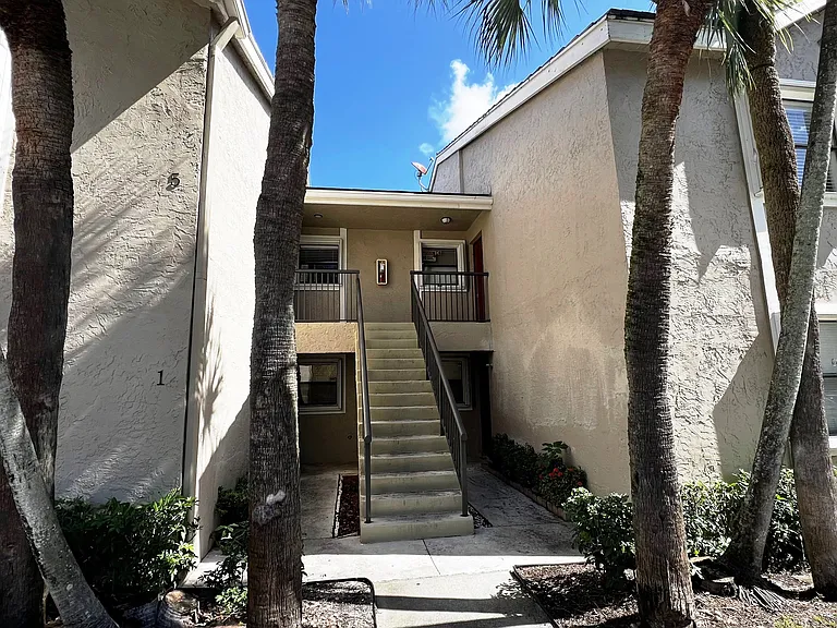 9617 Riverside Dr #6 — Photo 15