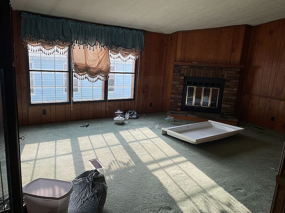 1st image of 225 Quarry Hill Est