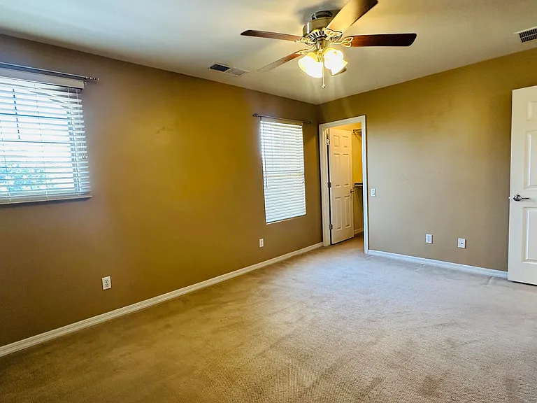 2138 W Marconi Ave — Photo 24