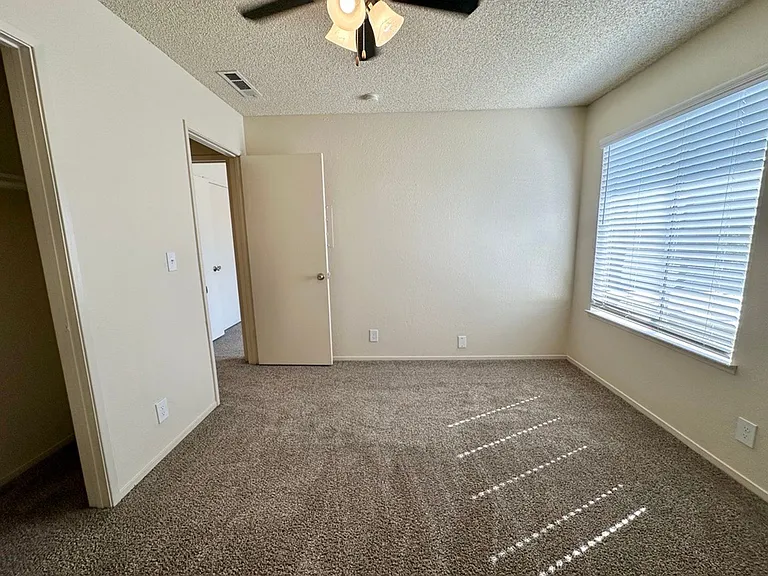 400 W Gettysburg Ave — Photo 30