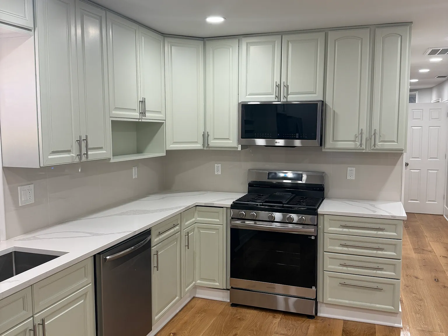 5 bed, 2275 sqft, $4,995 — Photo 3