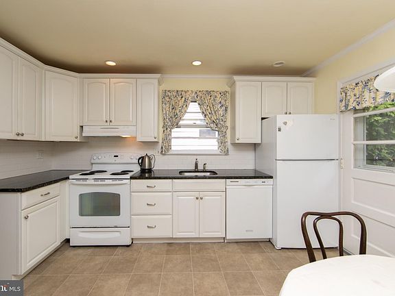 4th image of 407 Graisbury Ave
