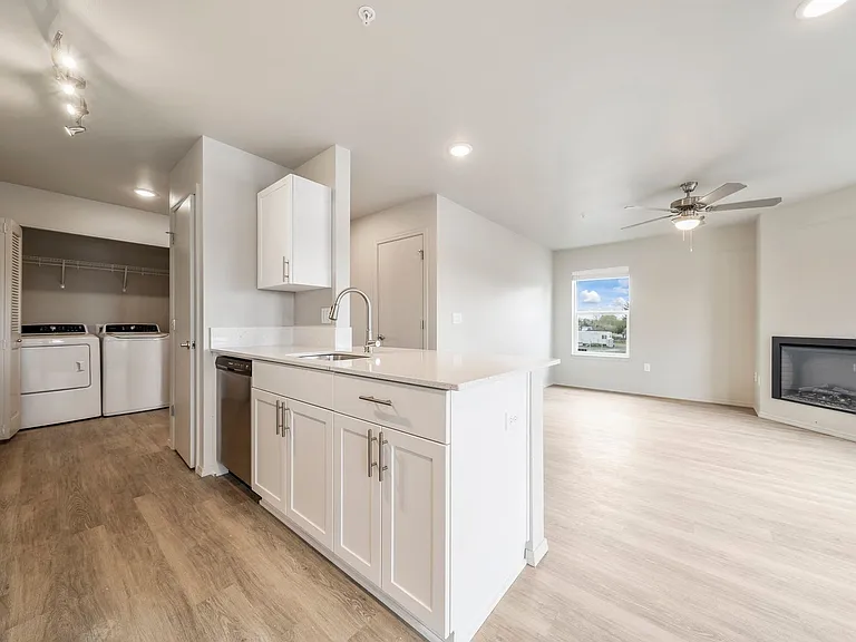 Leasing Special: $500 off 1 Month's Rent plus $1000 Standard Security Deposit! — Photo 18