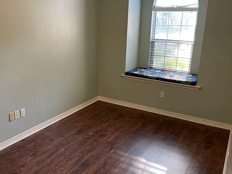 1336 Pecan Sq — Photo 9