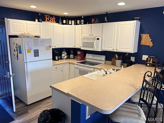 3rd image of 600 Clearwater Dr #1B