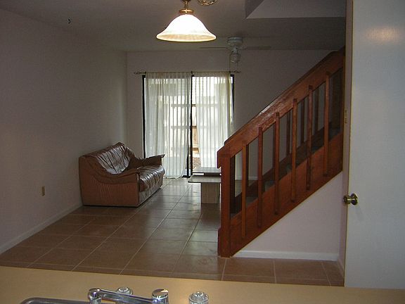 living area/fresh paint,new tile