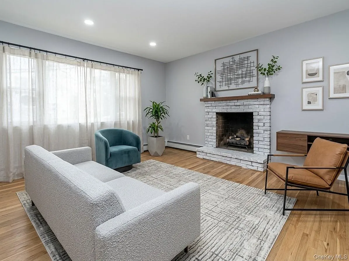 4 bed, 2.0 bath, 1372 sqft, $4,700 — Photo 1