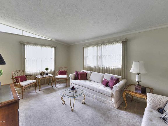 4th image of 1005 Hillock Dr E