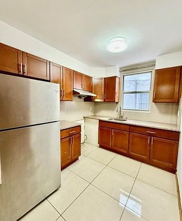 4th image of 2055 70th St Unit 1