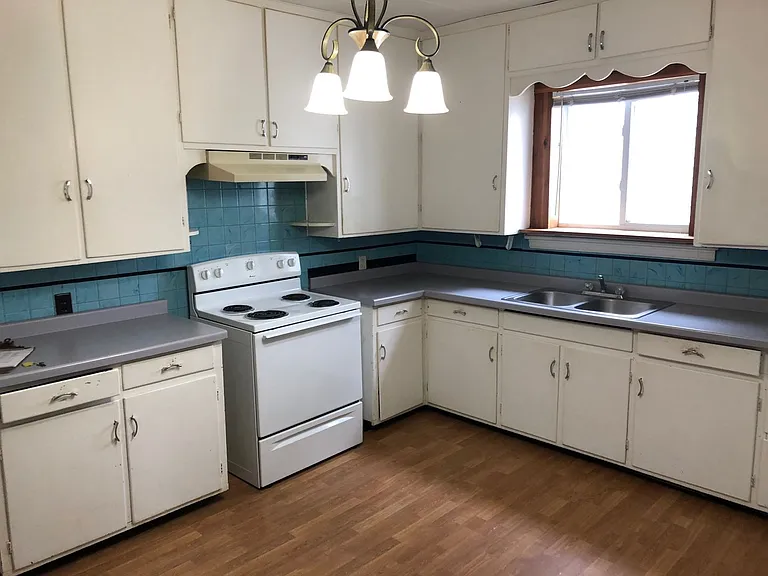 144 E Lincoln Ave — Photo 2