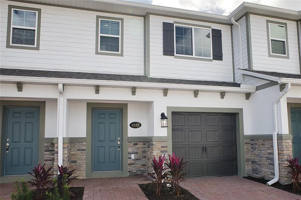 3 bed, 2.5 bath, 1379 sqft, $2,450 — Photo 2