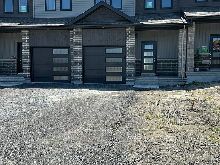 98 Morgan Clouthier Way N — Photo 1