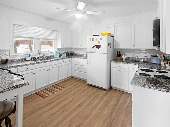 5th image of 1821 Martin Rd