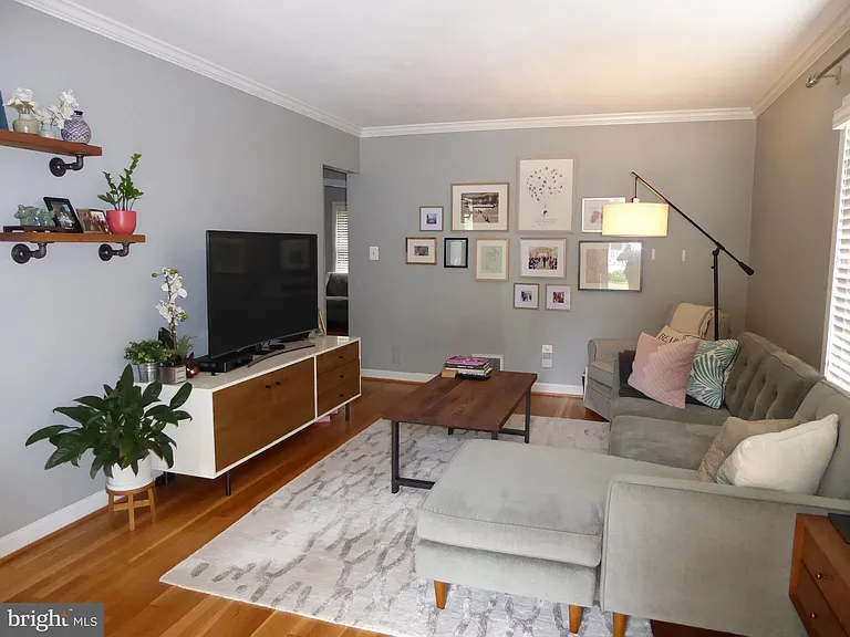 323 S Adams St — Photo 3