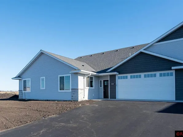 1121 Evergreen Dr, Mankato, MN 56001