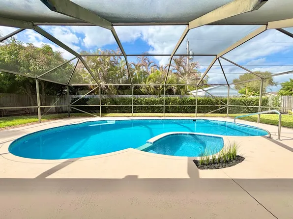 14 SE Paddock Circle, Jupiter, FL 33469