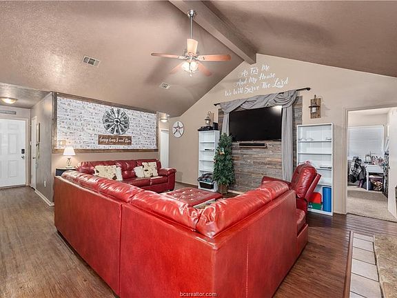 4th image of 908 Chinaberry Dr