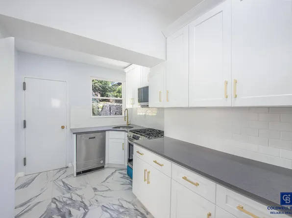 490 Van Duzer Street image 17 of 22